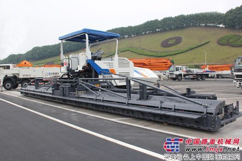 中聯16米超大型攤鋪機刷新世界紀錄