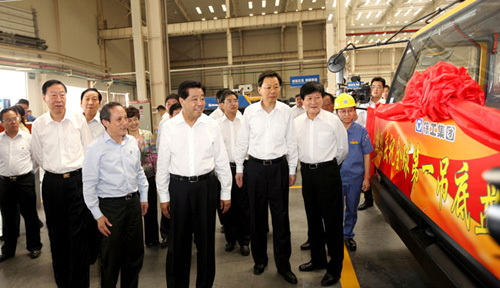 中共中央政治局常委贾庆林视察徐工