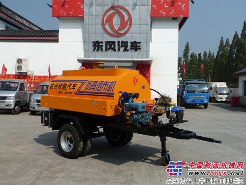    杭州欣融成功研制TS-2000型拖式沥青洒布车
