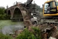 挖掘机拆桥施工