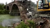 挖掘机拆桥施工