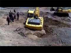 挖掘机陷车自救
