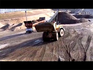 砂石場鏟車裝卸作業視頻