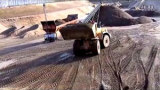 砂石場鏟車裝卸作業視頻