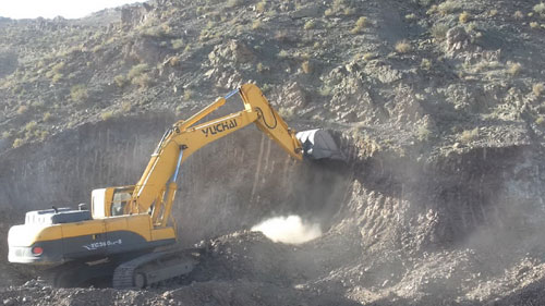 玉柴YC360-8液压挖掘机在矿山作业