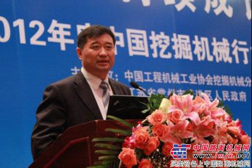 中国工程机械工业协会秘书长苏子孟汇报发言