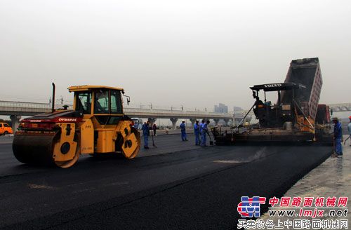 上海S6公路首开沥青摊铺施工现场