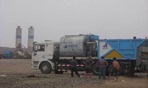 奥邦同步封层车助力新疆交通建设