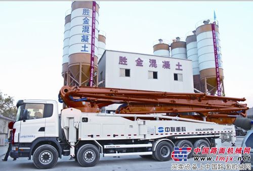中聯63米泵車刷新寧夏泵車臂架新高度