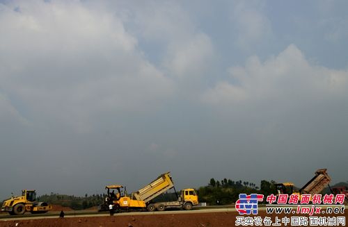 成渝高速公路复线璧山段开始路面施工