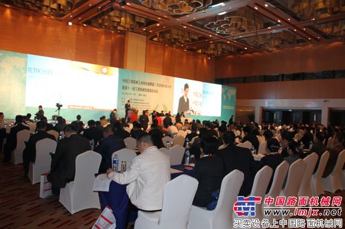 中國工程機械工業協會第四屆二次會員代表大會暨第十一屆工程機械發展高層論壇在西安舉行