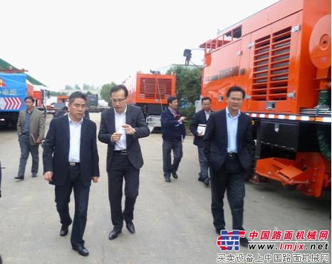 南京市委统战部部长项雪龙（左二）考察英达公司并与总裁施伟斌（左三）亲切交流