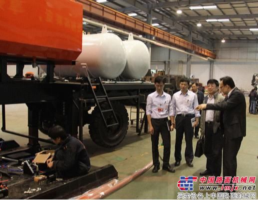 江苏省科学技术厅副厅长曹苏民（右二）参观英达公司生产车间