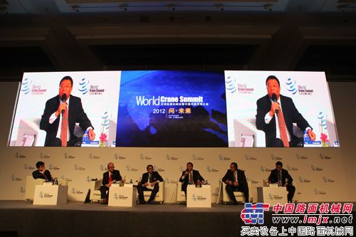 徐工机械副总裁、徐工重型总经理陆川在产业领袖论坛上发言
