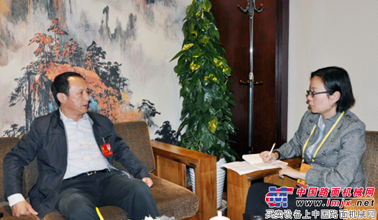 央广记者面对面采访十八大代表徐工集团董事长王民（左一）