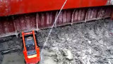 滑移装载机清理船厂污泥