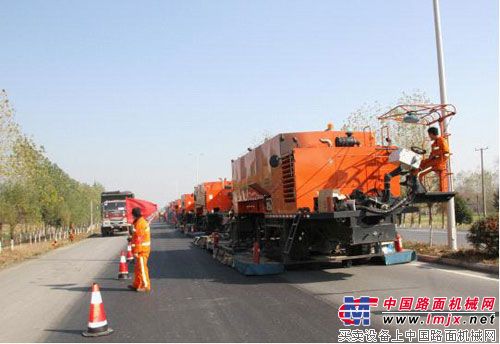 英达就地热再生机组再度对江苏省S324公路施工