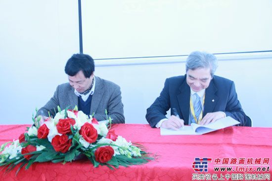 南方路机与同济大学建筑材料研究所签署产学研战略合作强强联合