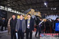 中国路面机械网携同贵州省水城公路管理局局长参观上海宝马展