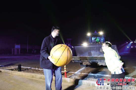 作为姚基金的发起人，姚明为沃尔沃建筑设备挖掘机篮球对抗赛开球，正式拉开双方合作的序幕
