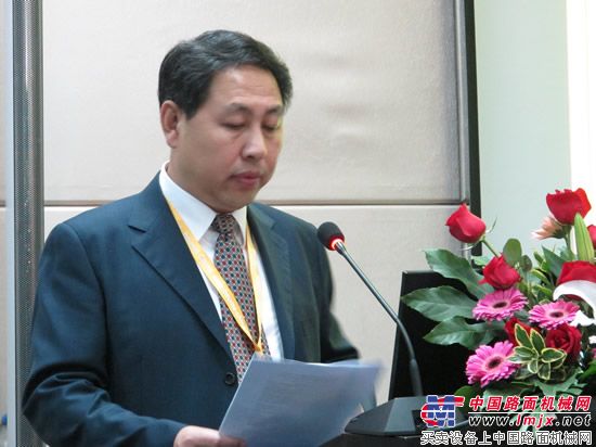 中国国际贸易促进委员会机械行业分会副会长周卫东先生在主持