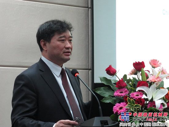 中国工程机械工业协会秘书长苏子孟先生在发言