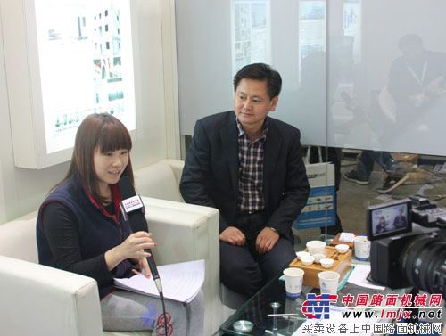   中国路面机械网记者杨艳丽与三联机械常务副总经理苏立新合影