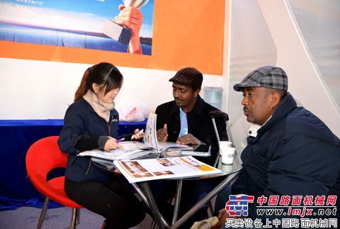 铁拓机械宝马展上“洋”客户络绎不绝
