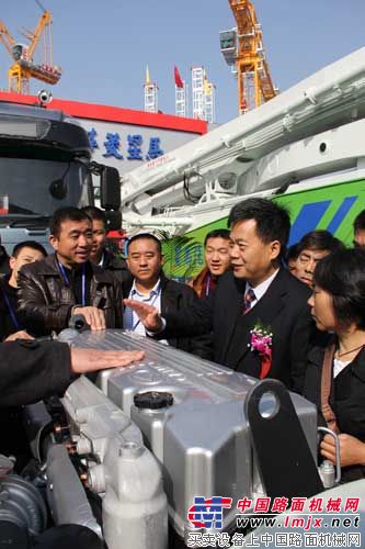 华菱星马董事长刘汉如自信地为嘉宾介绍华菱自产重型发动机情况.