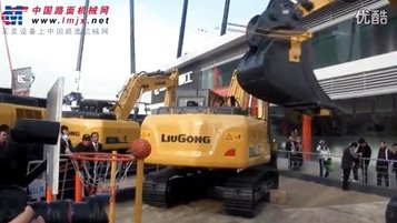 2012宝马展现场 柳工展台挖掘机与人比赛投篮互动
