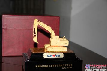 山河智能纪念黄金小挖掘机