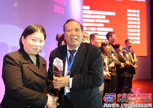 中国扶贫基金会向卡特彼勒颁发“2012年度扶贫明星奖”奖杯