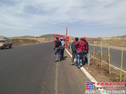中交一公局交通公司承建的埃塞俄比亚首条高速公路护栏工程试验段施工取得圆满成功