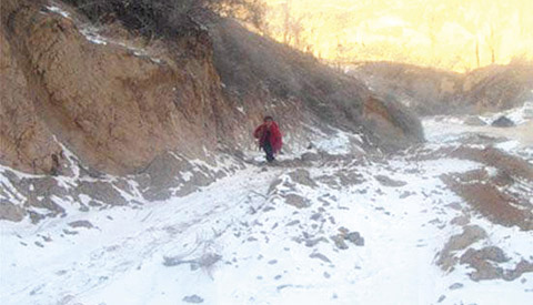 山西陽泉，服務工程師冒雪登山