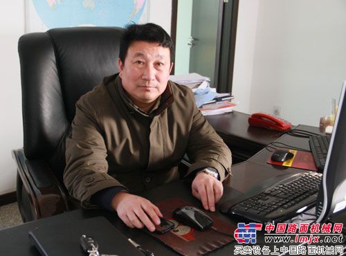 泰安岳首筑路机械有限公司总经理李阿言