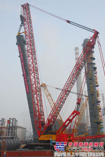  三一SCC16000履带起重机圆满完成茂名石化变换气吸收塔下段吊装作业