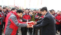 方圆集团董事局主席高秀为全体员工分发红包
