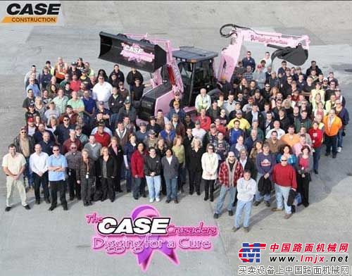 凯斯抗癌接力团队与凯斯粉红色挖掘装载机合影