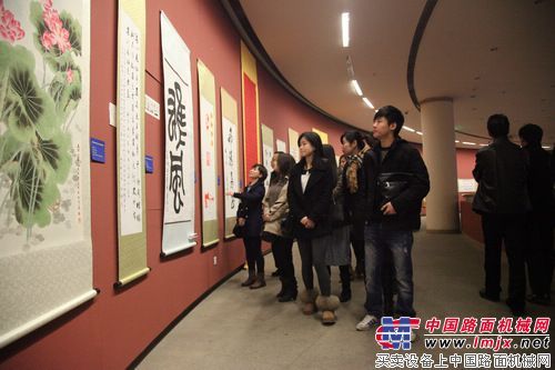 陕建机参观省国资委系统企业文化与廉政文化书画摄影展