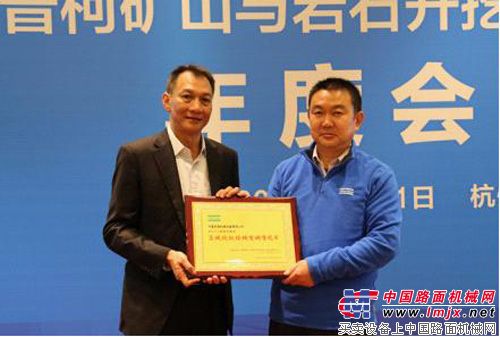 文扬之总经理（左）向2012区域授权经销商销售冠军杨玖红总经理（右）颁奖