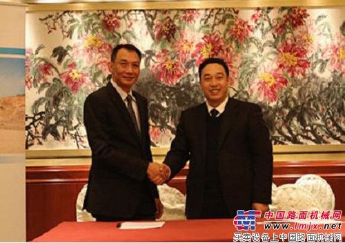 文扬之总经理（左）与河南和胜工程机械有限公司总经理刘建伟（右）