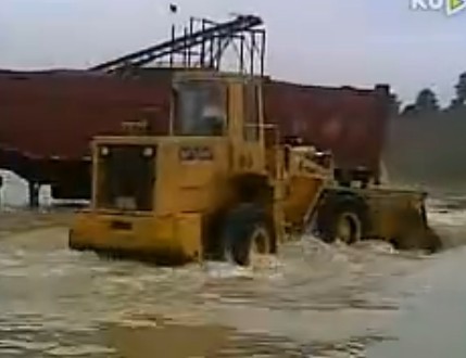 水中的装载机装车工作视频