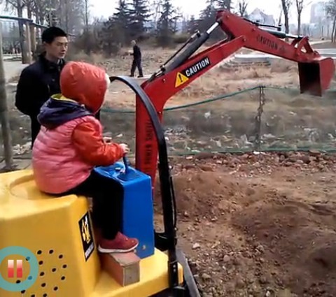 2013-2-19宝贝在玩挖土机 