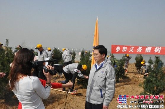 山东临工参加“献出一片绿，共建森林城”植树节活动