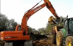 斗山Doosan DX180 LC挖掘机装车