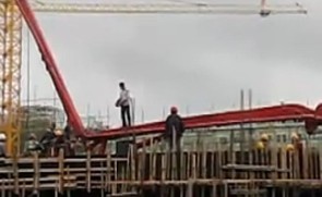 汗，徐工泵车操作工总是出现牛人，注意安全！