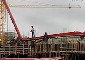 汗，徐工泵车操作工总是出现牛人，注意安全！