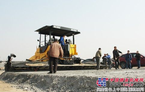 陕建机SUM820型多功能摊铺机西咸新区展实力