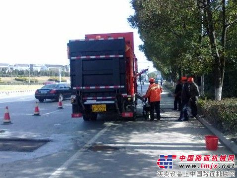 英达TM220养护车道路维修更轻松 