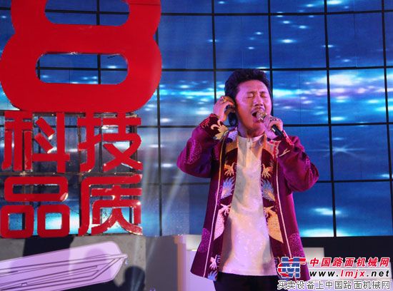 容中尔甲现场演唱为C8泵车上市创作的歌曲《为梦想领跑》